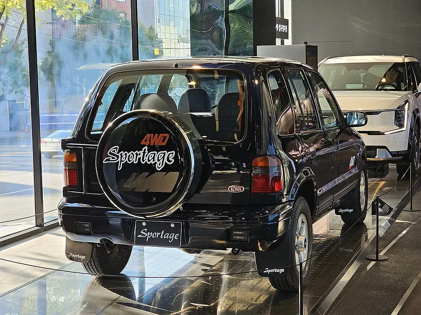 Kia Sportage 2WD 1995 · 2.0 L · 4 cylinders · Regular Gasoline · (FFS) · Manual 5-spd · Rear-Wheel Drive