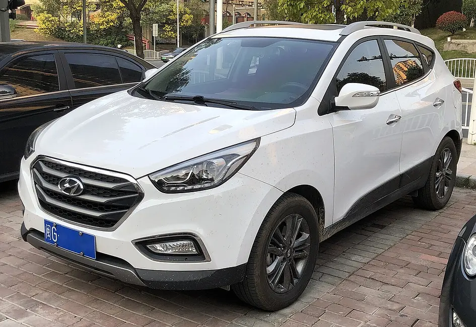 Hyundai Tucson 2WD 2010 · 2.4 L · 4 cylinders · Regular Gasoline · Automatic 6-spd · Front-Wheel Drive