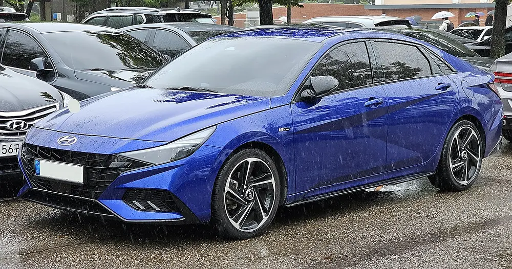 Hyundai Elantra 2022 · 2.0 L · 4 cylinders · Regular Gasoline · Automatic (AV-S1) · Front-Wheel Drive