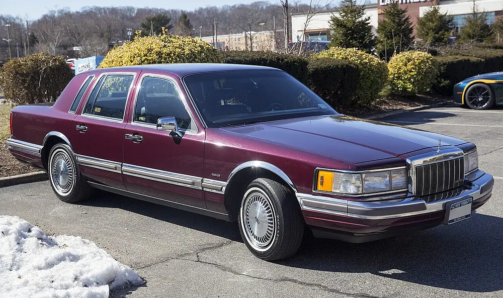 Lincoln Town Car 1993 · 4.6 L · 8 cylinders · Regular Gasoline · (FFS) · Automatic 4-spd · Rear-Wheel Drive