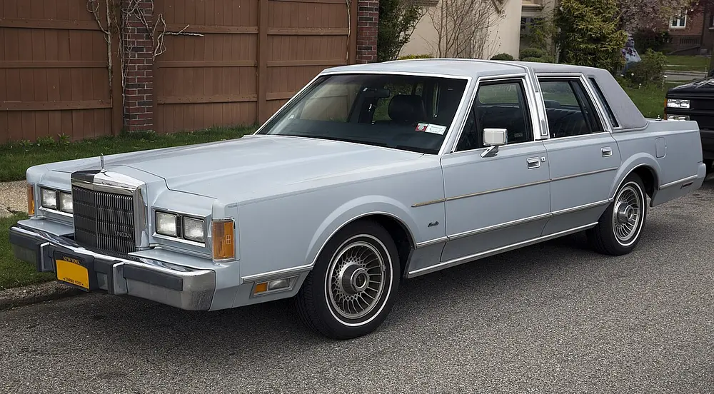 Lincoln Town Car 1986 · 5.0 L · 8 cylinders · Regular Gasoline · (FFS) · Automatic 4-spd · Rear-Wheel Drive