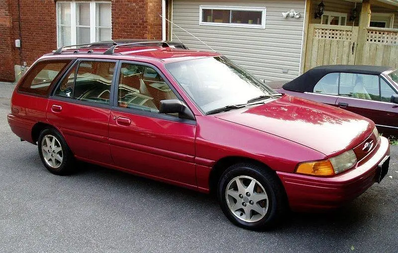 Ford Escort Wagon 1993 · 1.9 L · 4 cylinders · Regular Gasoline · (FFS) · Automatic 4-spd · Front-Wheel Drive
