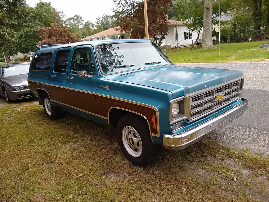 Chevrolet Suburban C10 2WD 1985 · 5.0 L · 8 cylinders · Regular Gasoline · (GM-CHEV) · Automatic 4-spd · Rear-Wheel Drive