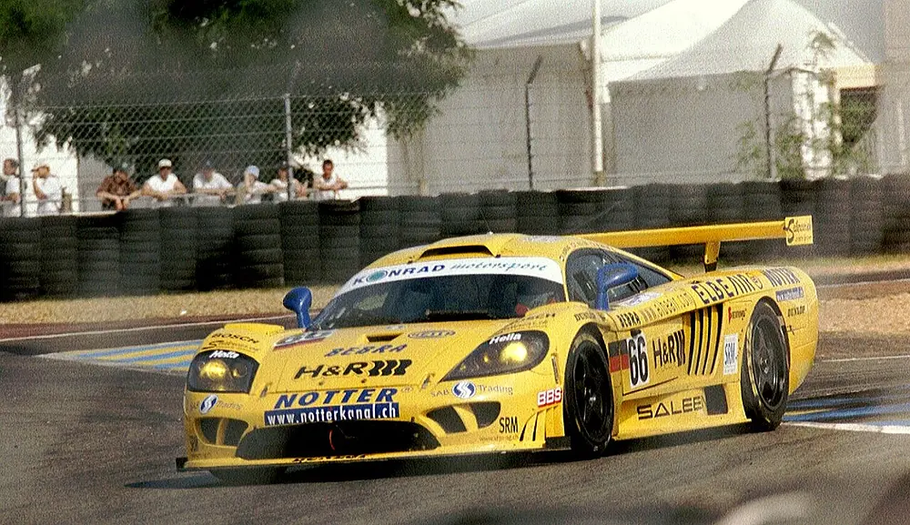 Unknown manufacturer Saleen S7 in competition